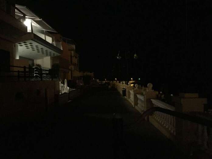 El paseo marítimo, a oscuras la noche de este lunes (Foto TA)